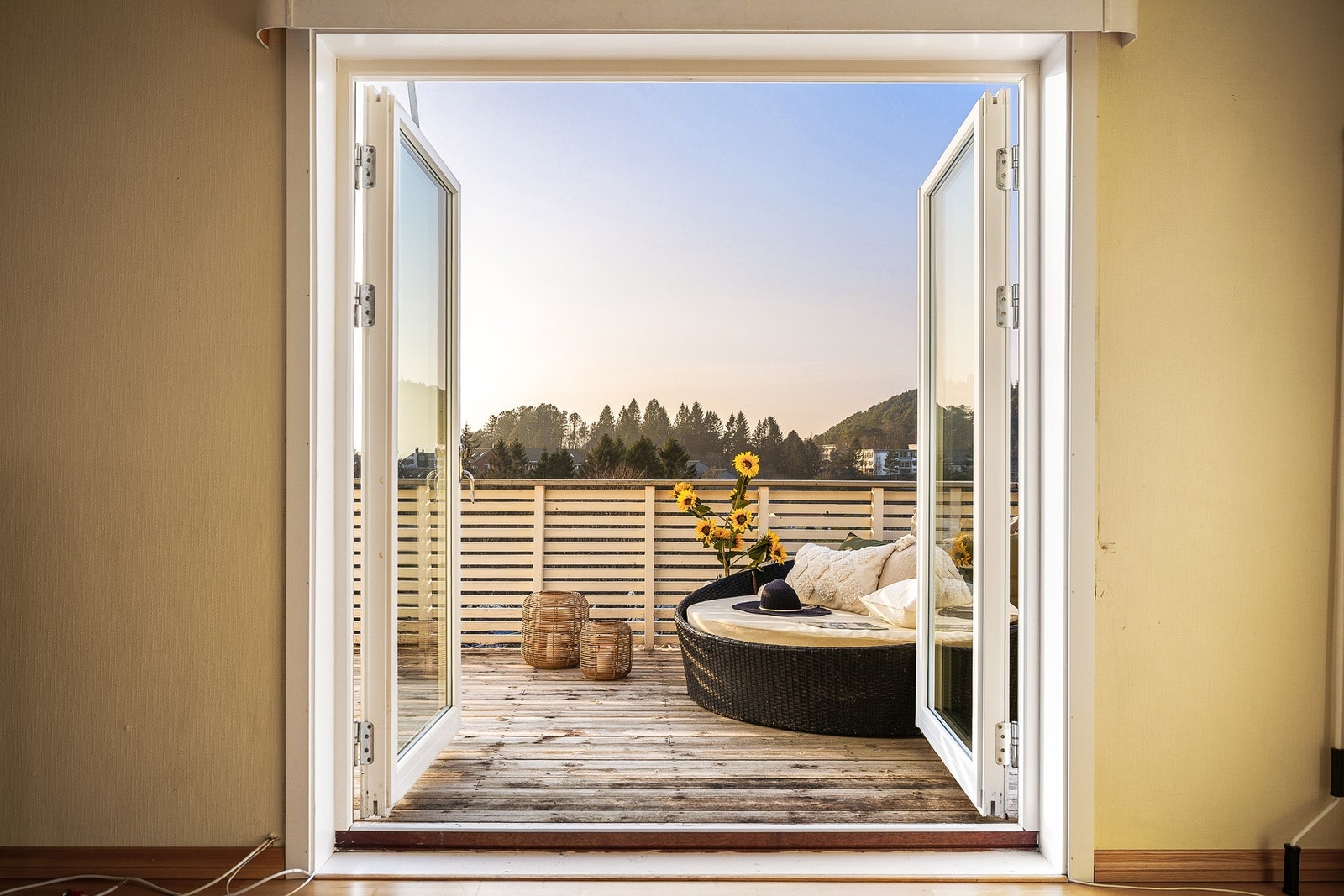 Fra stuen er det utgang til terrassen på fremsiden. Vindusflatene på dørene slipper inn godt med naturlig lys. Galleribilde