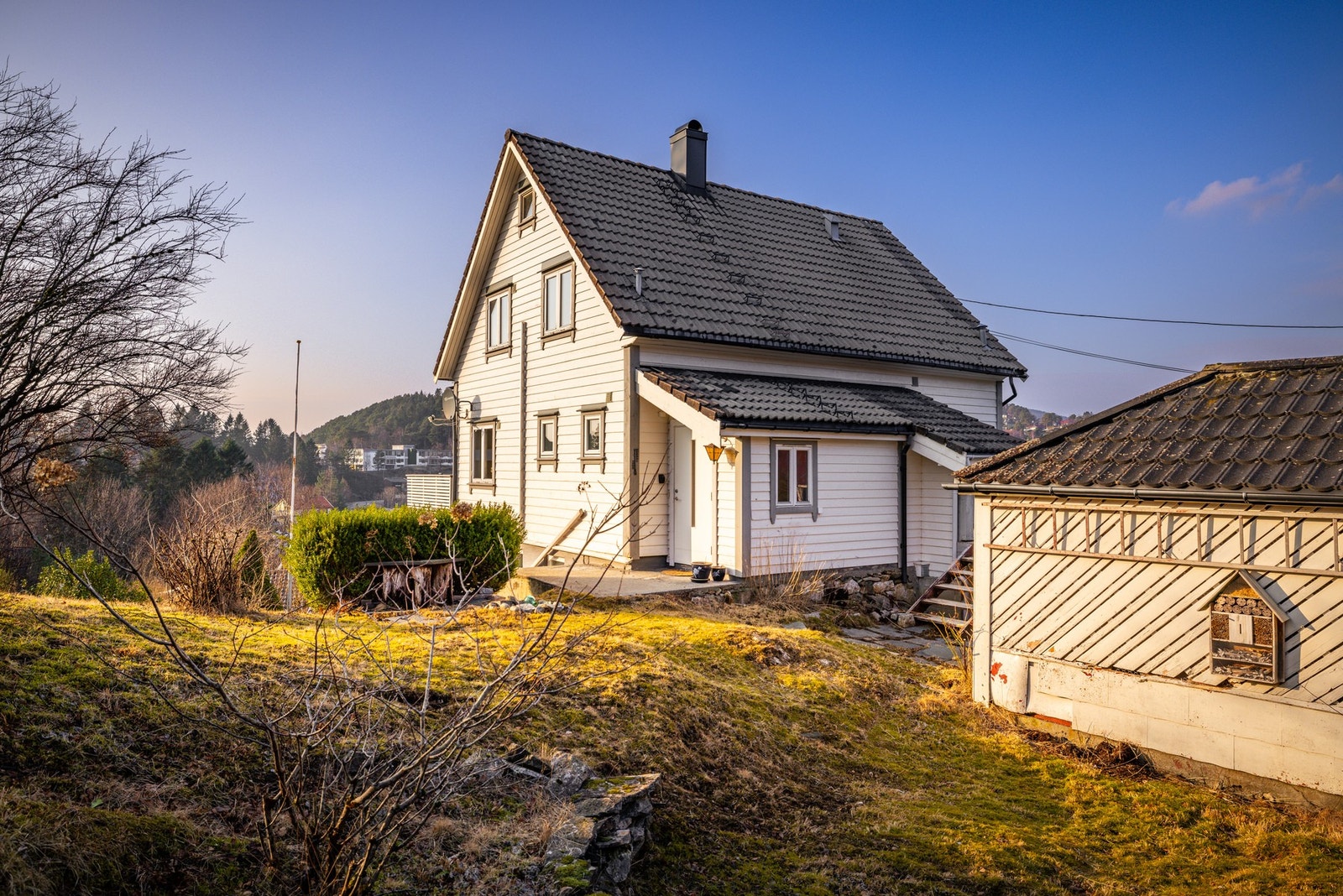 Nærområdet er spesielt attraktivt for barnefamilier, med kort gangavstand til flere skoler og barnehager. Galleribilde