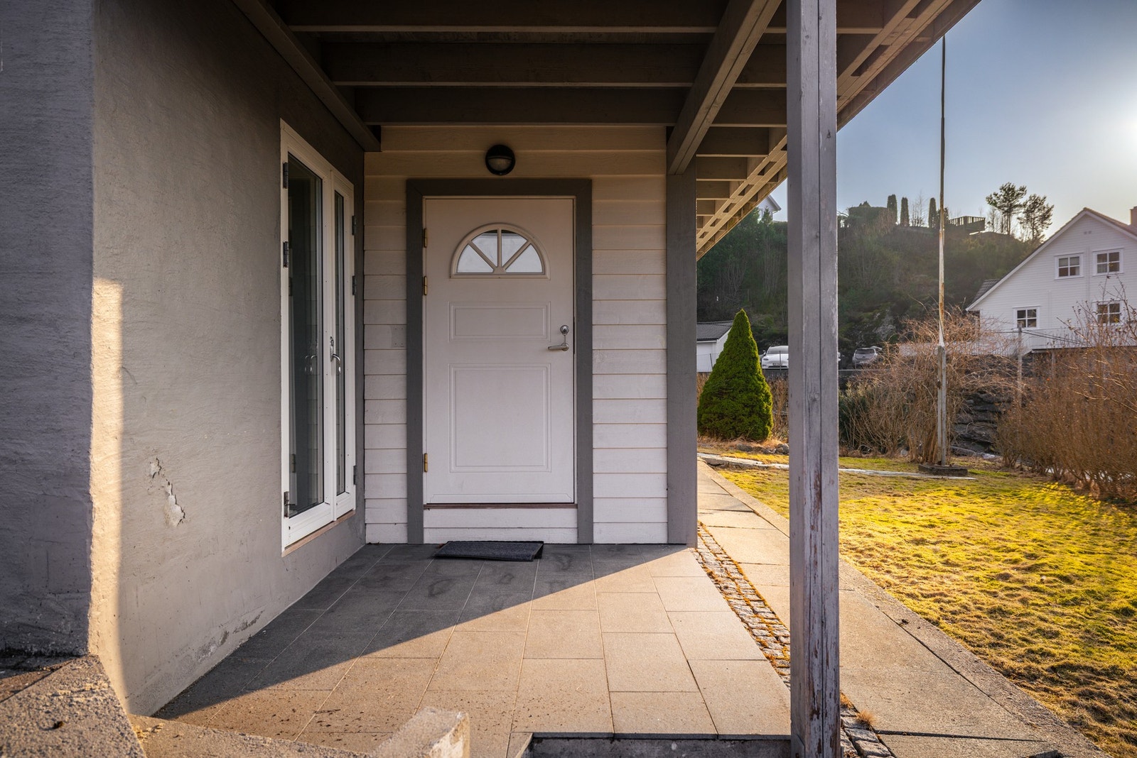 Boligens underetasje er i dag innredet som utleiedel. Det foreligger igangsettelsestillatelse for utleiedelen, men ikke ferdigattest. Det er avvik mellom dagens planløsning og tegninger som var vedlagt igangsettelsestillatelsen. Se viktig info i salgsoppg Galleribilde