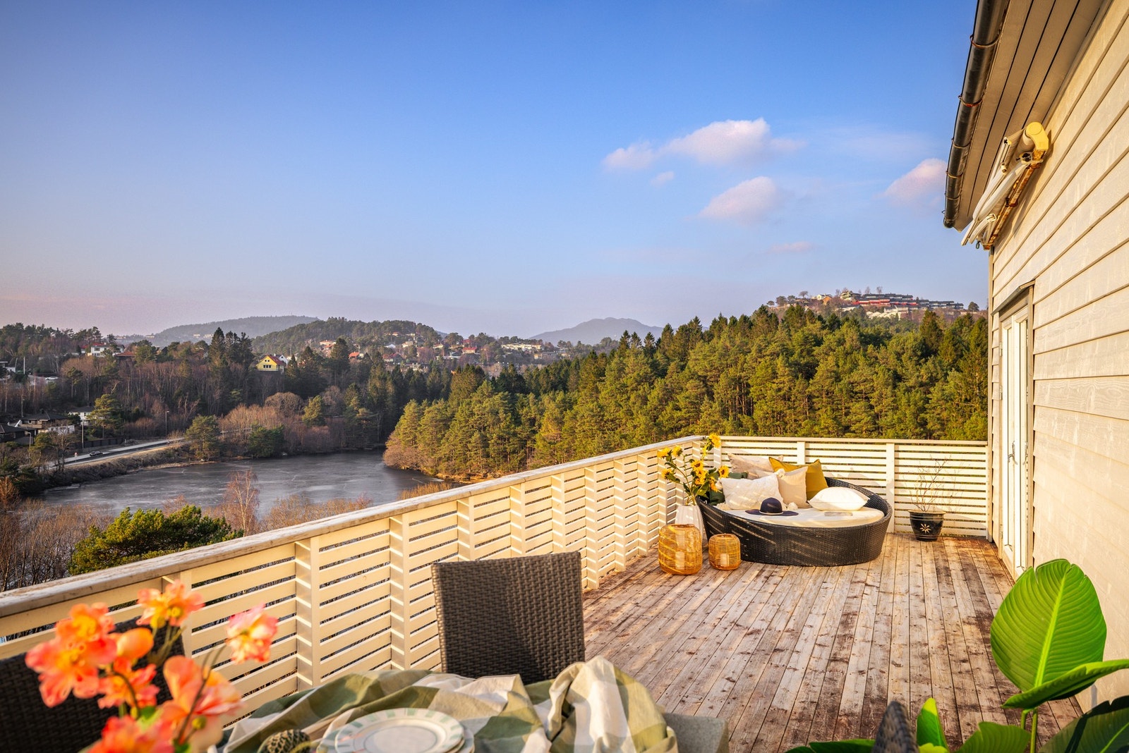 En stor enebolig med en attraktiv og tilbaketrukket beliggenhet i et veletablert og familievennlig boligområde i Øvre Ervik. Galleribilde