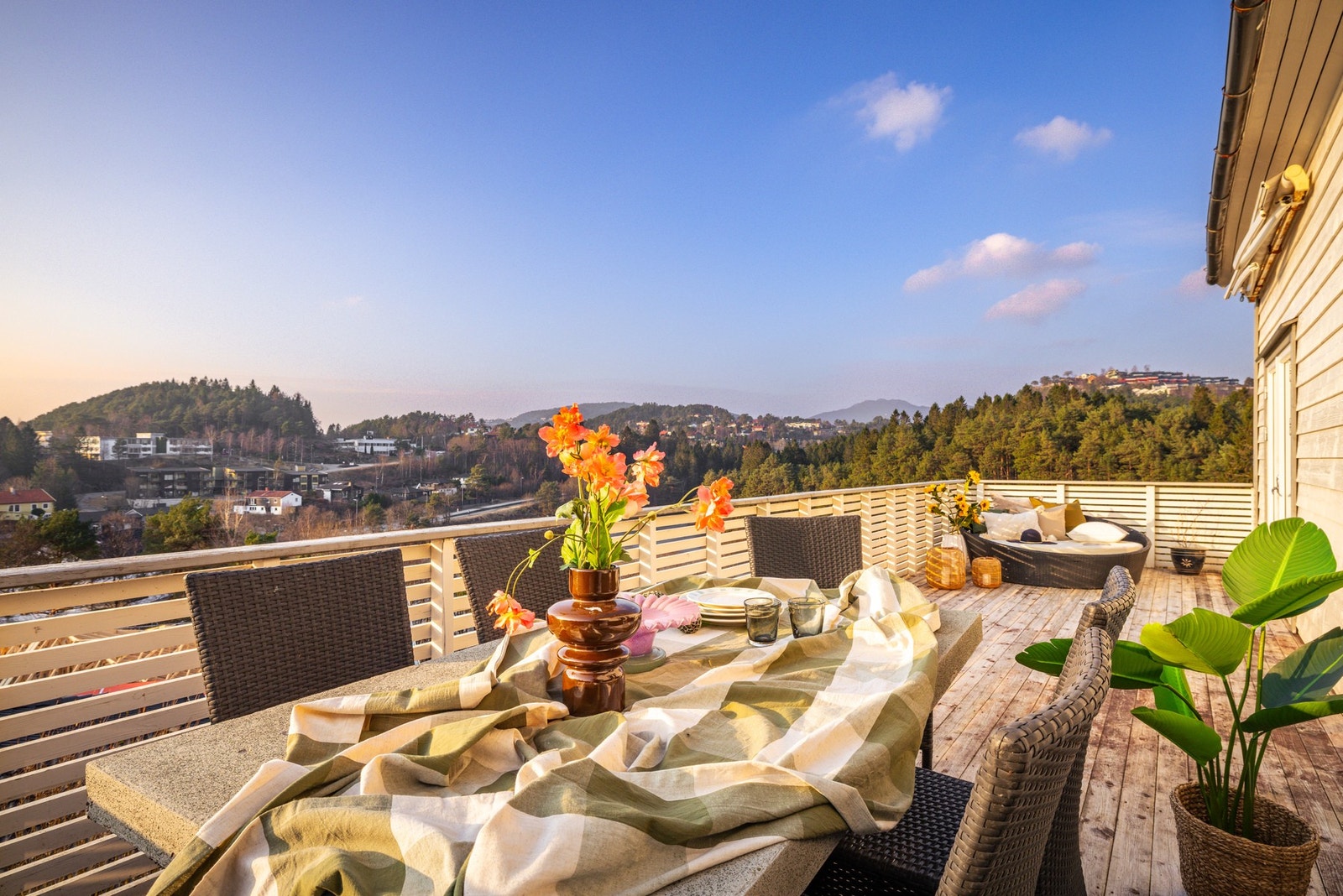 Boligen har to store terrasser på 25 kvm og 12, kvm, hvor du kan nyte gode sol og utsiktsforhold. Galleribilde