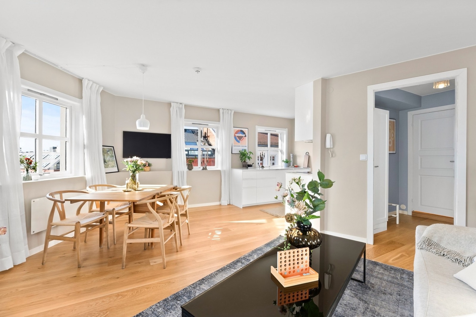 Dette er en lys og innbydende 2-roms hjørneleilighet med attraktiv beliggende på beste St. Hanshaugen, betydelig oppusset i 2024 Galleribilde