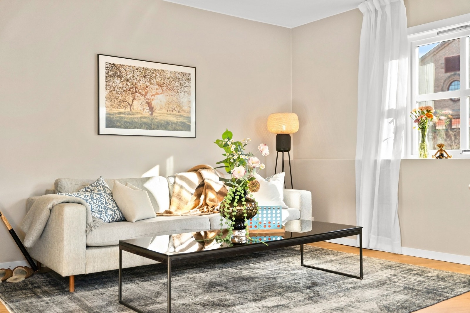 Rommet er i likhet med resten av boligen malt i lyse farger, som gir en luftig romfølelse Galleribilde