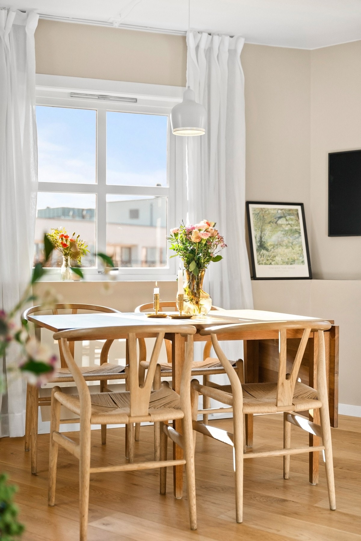 God plass til stort spisebord, med flott utsyn over det hyggelige nabolaget Galleribilde