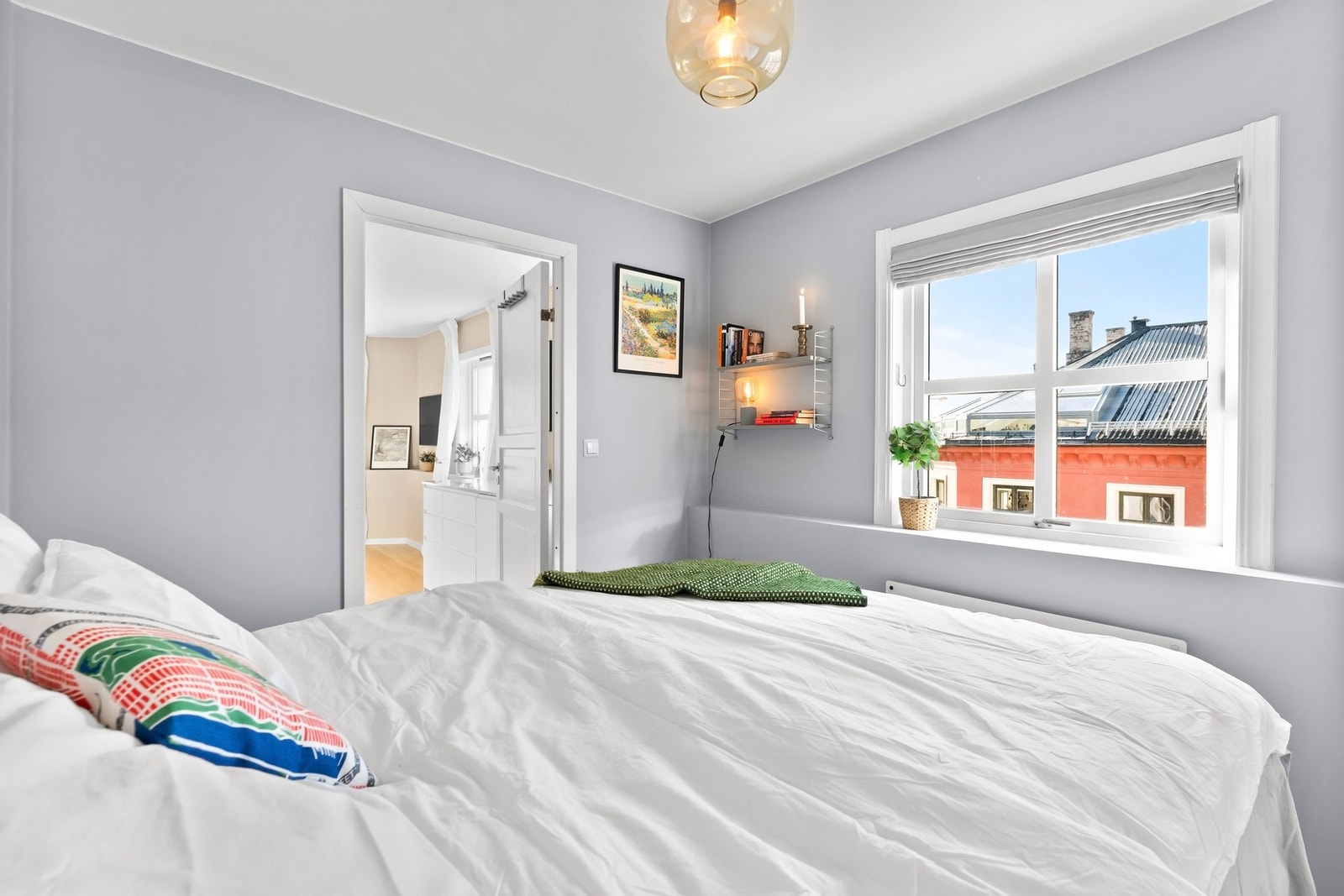 Soverommet vender ut mot rolige omgivelser, så her kan du sove med vinduet oppe hele året rundt Galleribilde