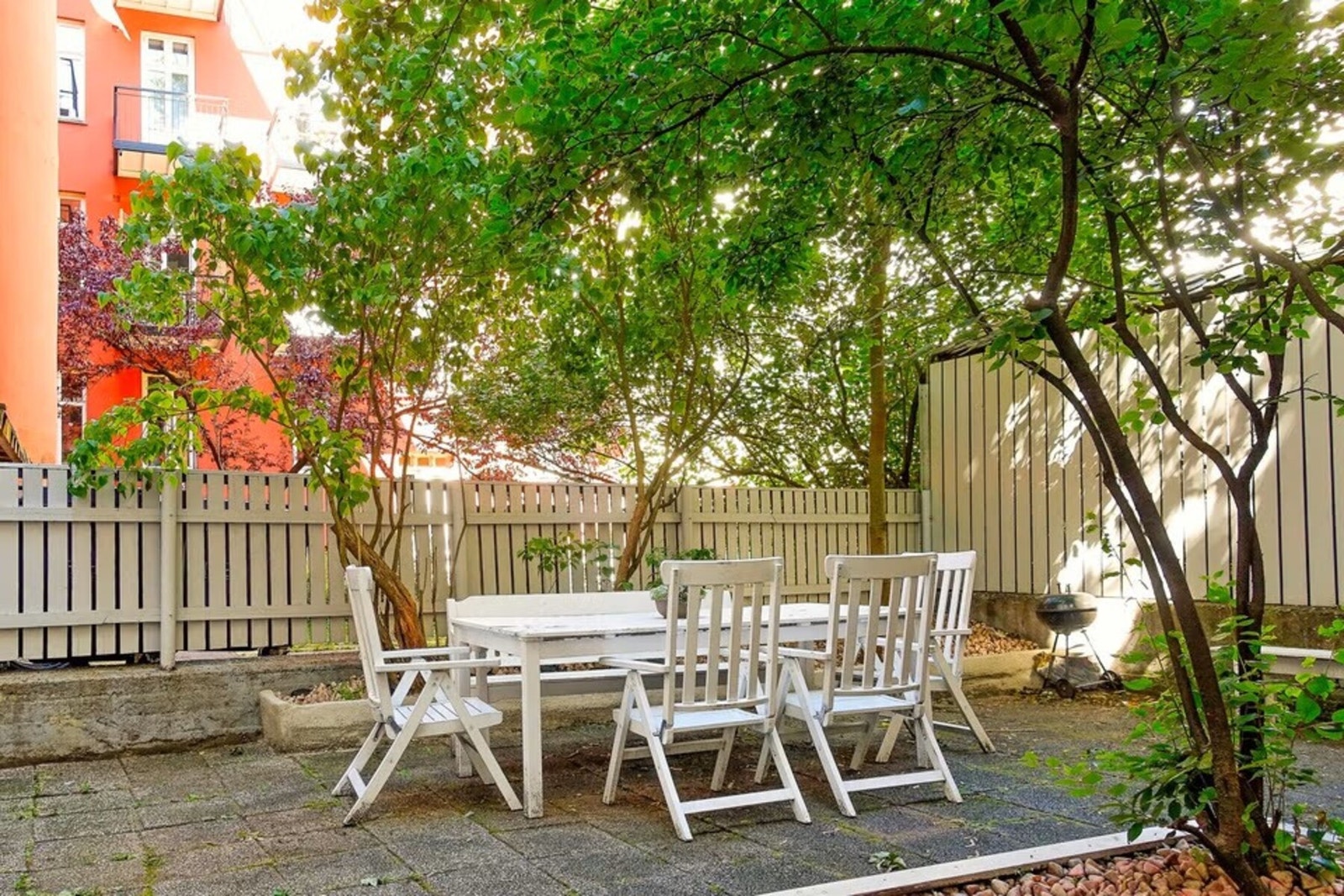 Beboerne disponerer hyggelig bakgård med beplantning og sittegrupper. I 2025 ble det også bygget sykkelskur i bakgården Galleribilde