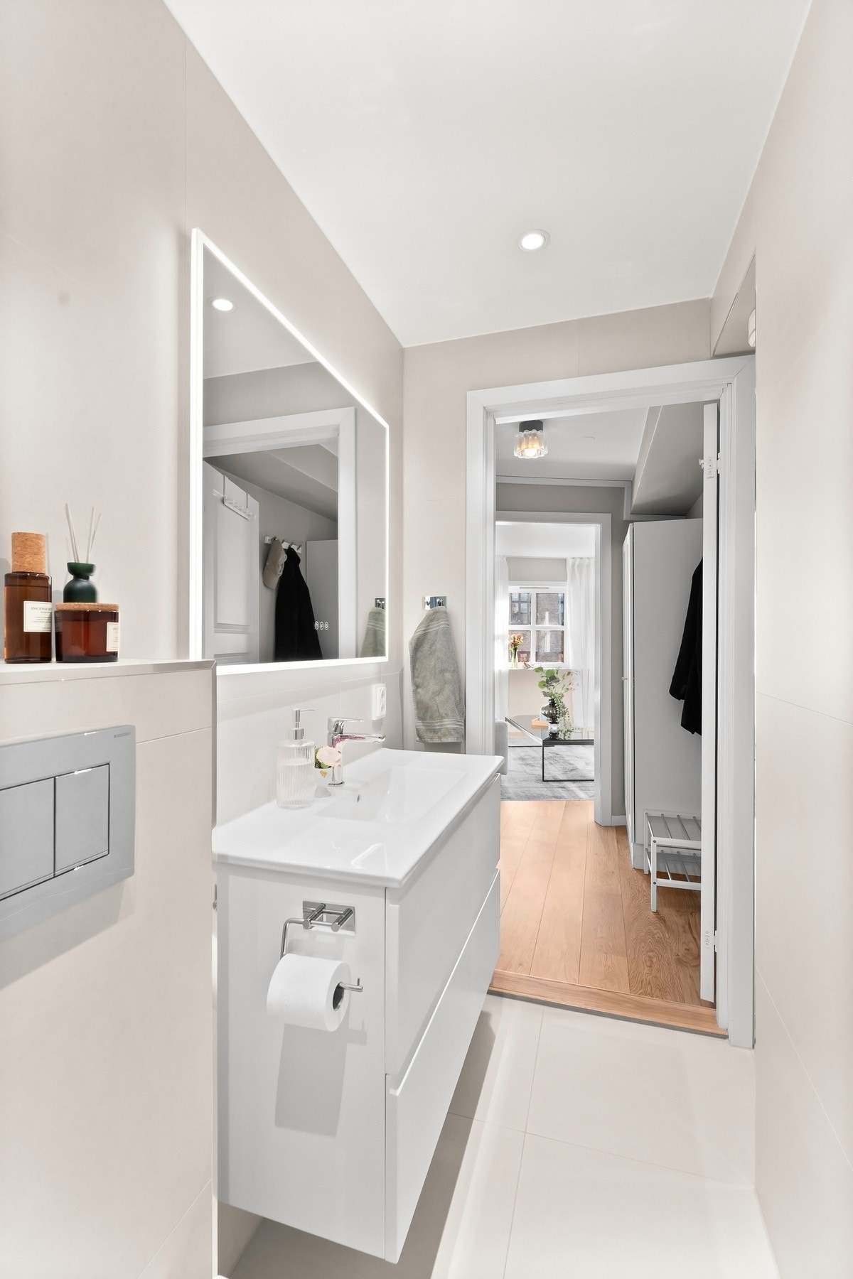 God oppbevaringsplass i stort servantskap med heldekkende servant. Veggmontert klosett og opplegg for vaskemaskin. Badet har elektrisk avtrekksvifte som sørger for god ventilasjon i rommet Galleribilde