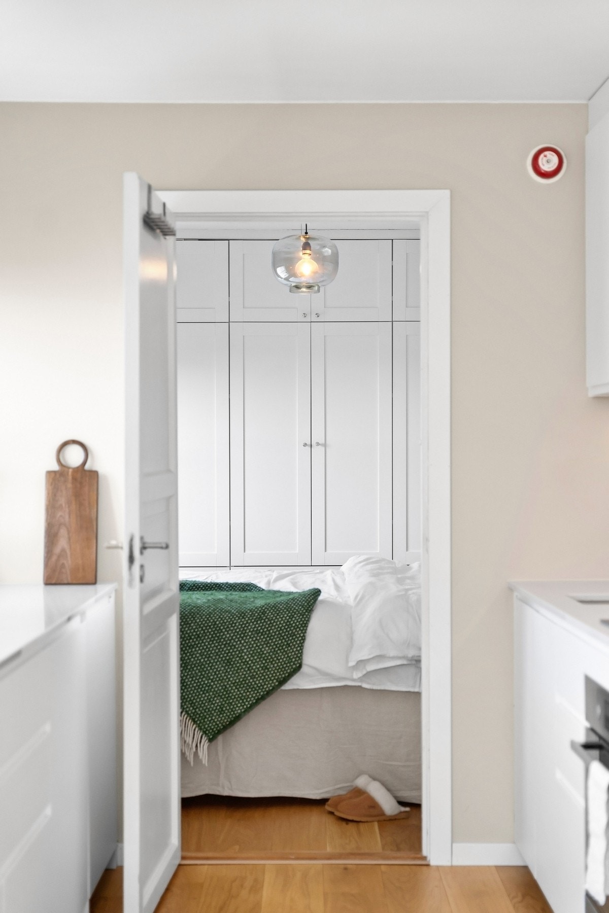 Fra kjøkkenet ankommer du leilighetens soverom Galleribilde