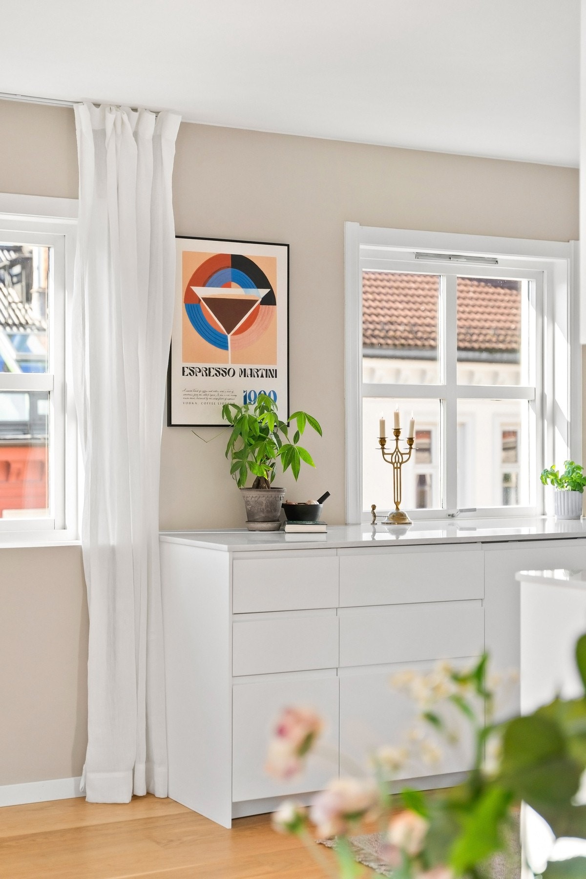 Sosial og åpen romløsning mellom stue og kjøkken Galleribilde