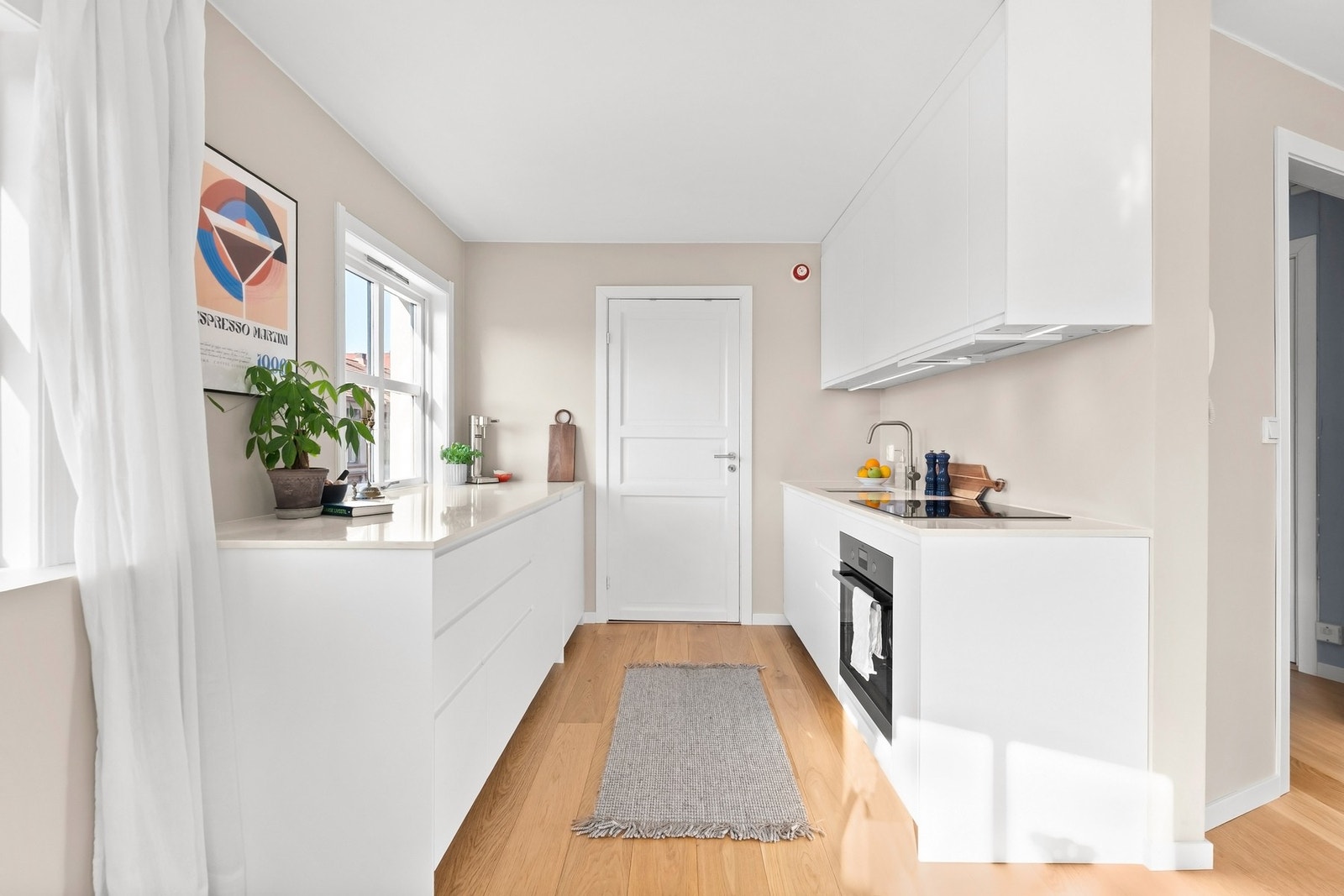 Her har du godt med både skap- og benkeplass, med gode arbeidsflater for både matlaging og servering Galleribilde