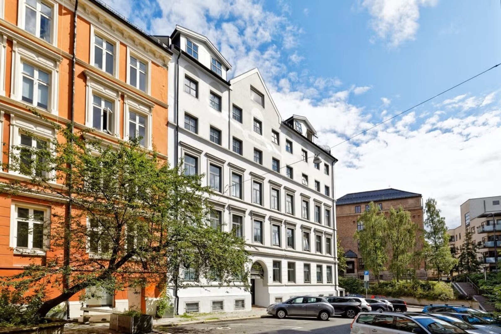 Leiligheten har en attraktiv og sentral beliggenhet som kombinerer urban bylivsstil med nærhet til handlegater, restauranter, uteliv og god offentlig kommunikasjon Galleribilde