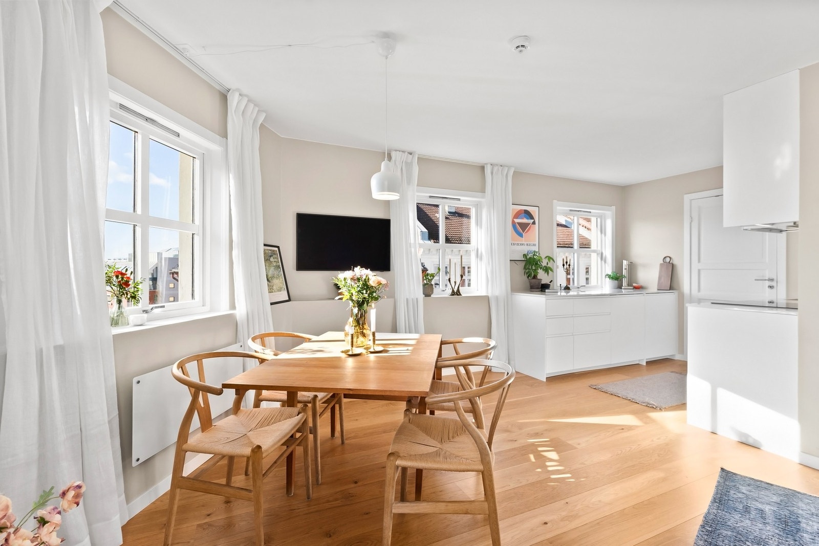 Her får du mange møbleringsmuligheter etter behov, med plass til sofa, tv-møblement og stor spisegruppe Galleribilde