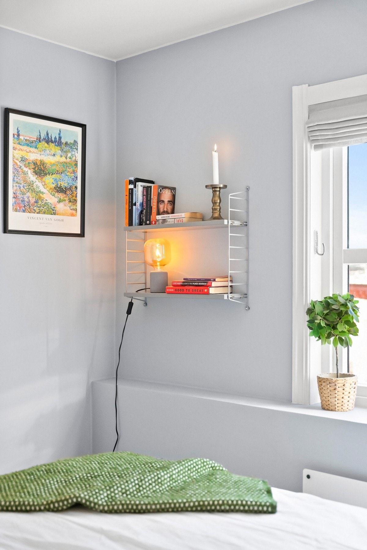 Fine detaljer på soverommet skaper en lun og personlig atmosfære Galleribilde