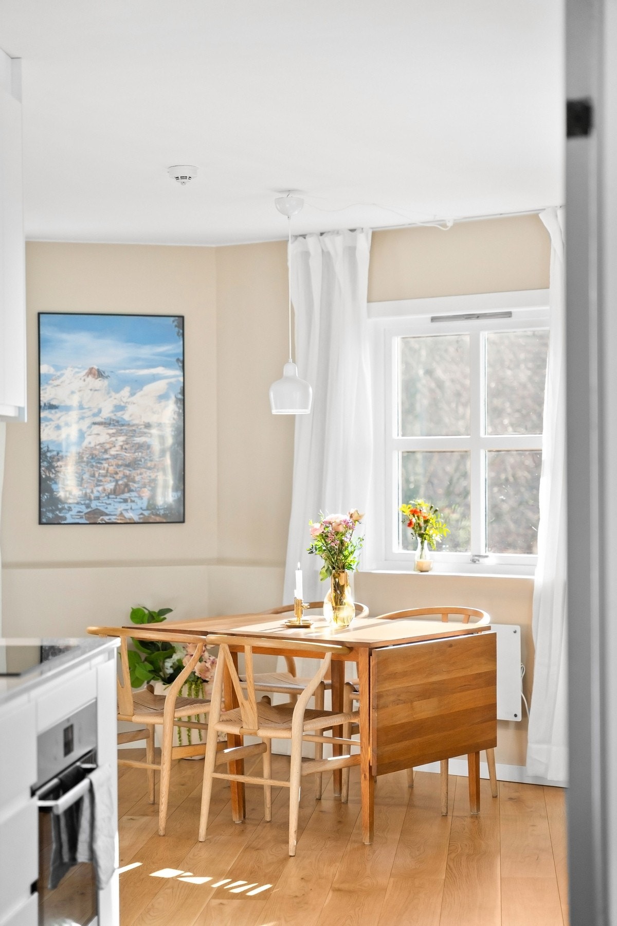 Spiseplass med rikelig naturlig lys Galleribilde