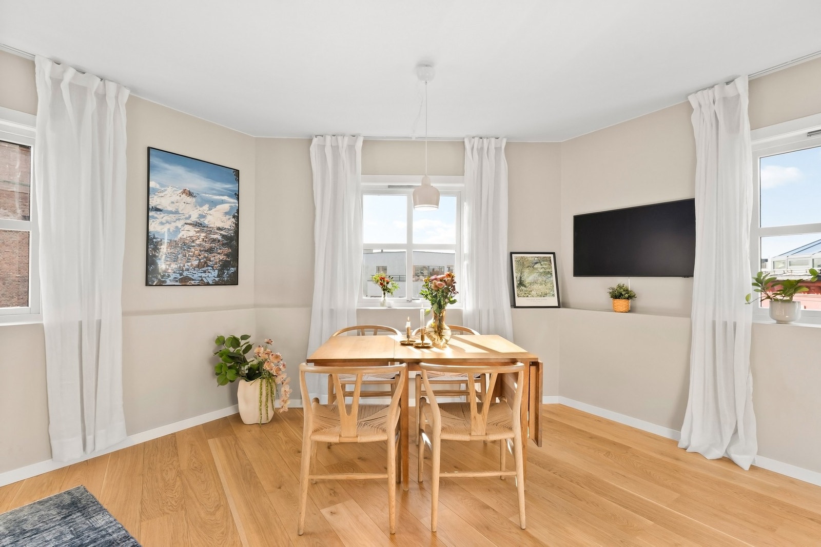 Stuens åpne løsning inn til kjøkkenet gjør dette til et svært sosialt rom, perfekt for hyggelige kvelder med venner og familie Galleribilde