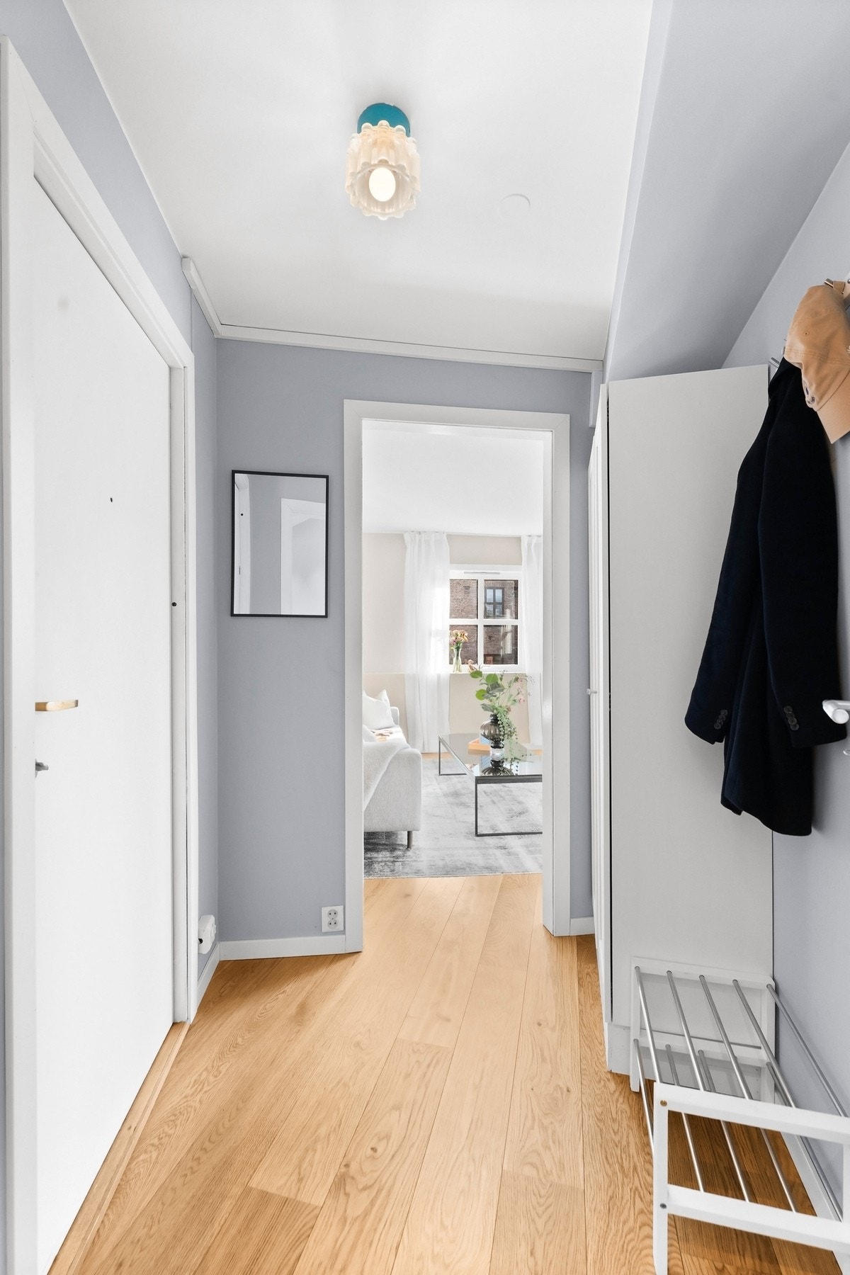 Innbydende entré med garderobeskap for praktisk og enkel oppbevaring av yttertøy og sko. Velkommen hjem! Galleribilde