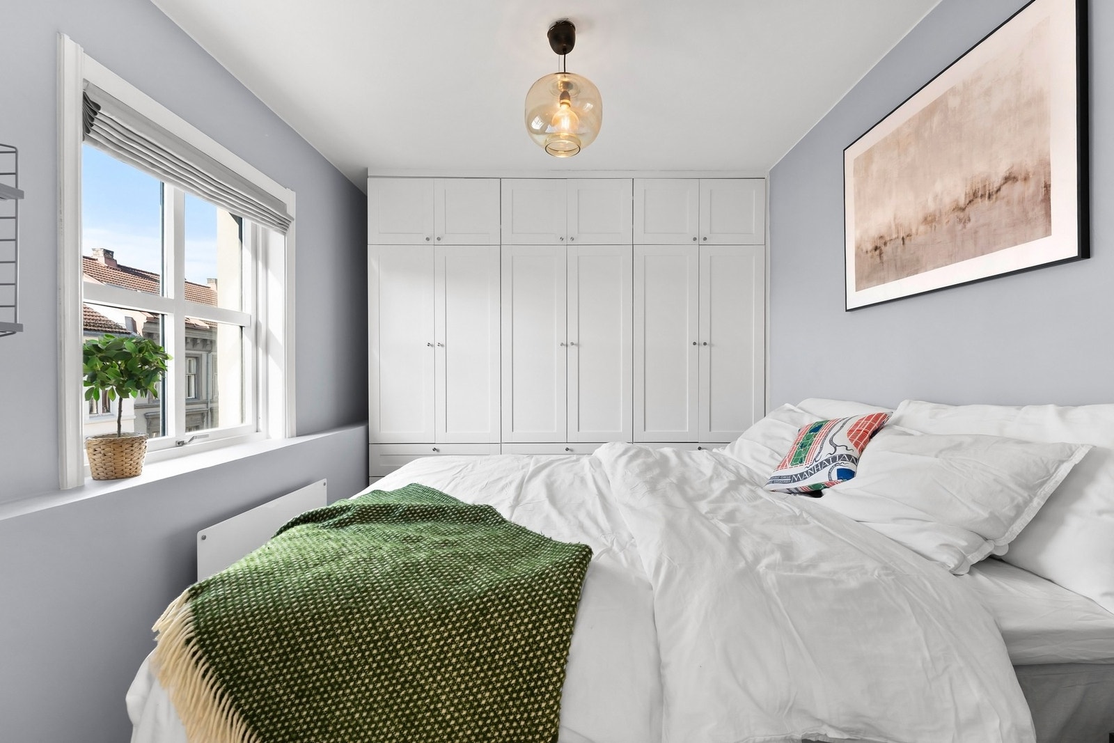 Boligens soverom er av god størrelse, med plass til dobbeltseng, nattbord og stort garderobeskap med god oppbevaringsplass (også nytt i 2024) Galleribilde