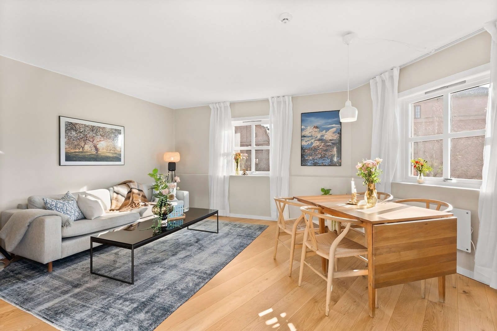 Leiligheten har en lys og romslig stue med store vindusflater som gir rikelig naturlig lysinnslipp Galleribilde