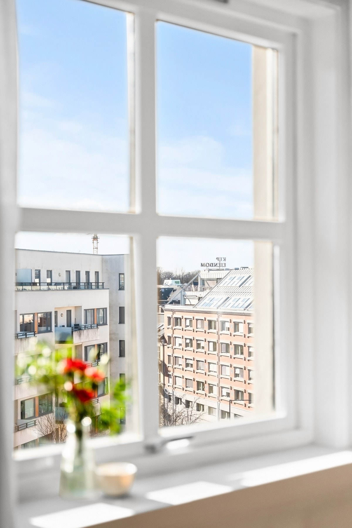 Her bor du høyt og luftig til, med utsikt over byens tak Galleribilde