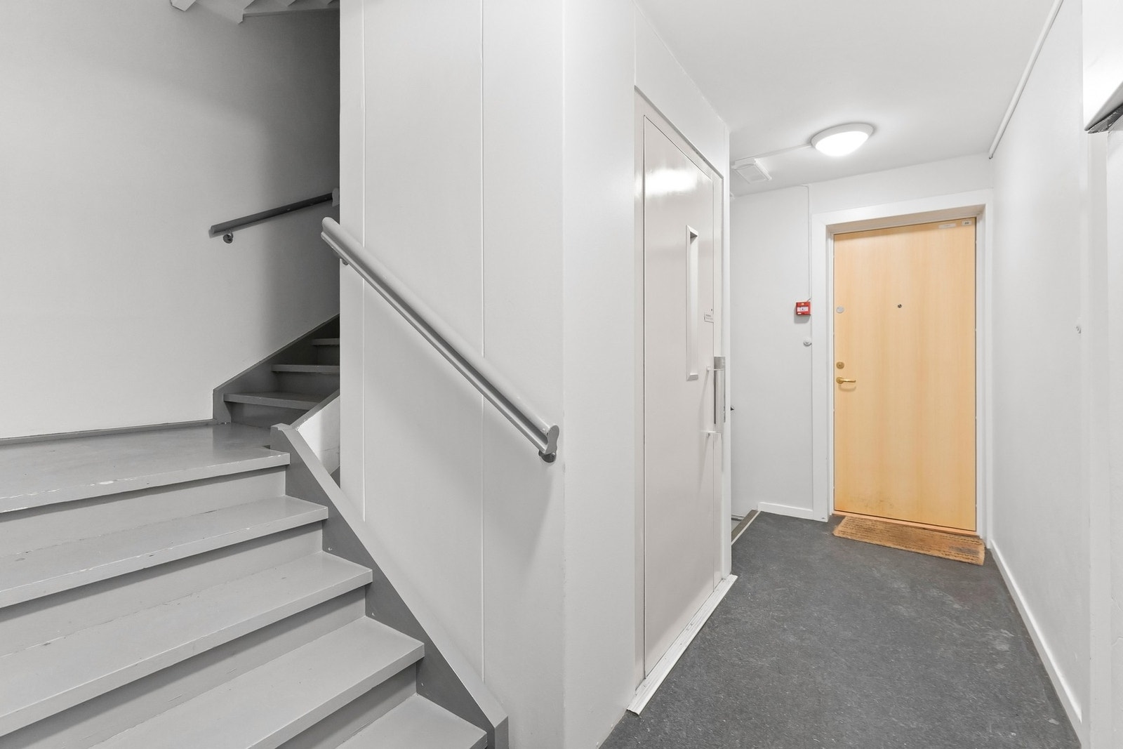 Sameiet pusset opp oppgangene i 2025. Ankomst til leiligheten via trappeoppgang, eller heis Galleribilde