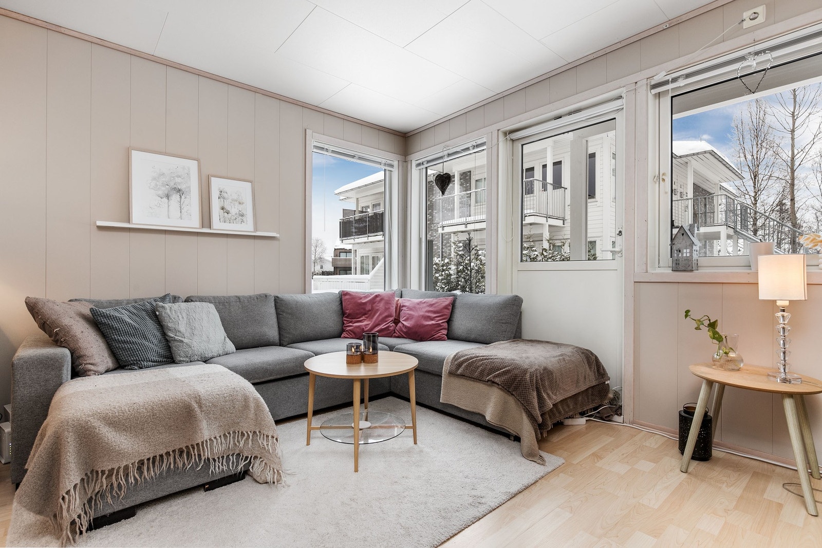 Fin avsatt plass til en større sofa med tilhørende møblement Galleribilde