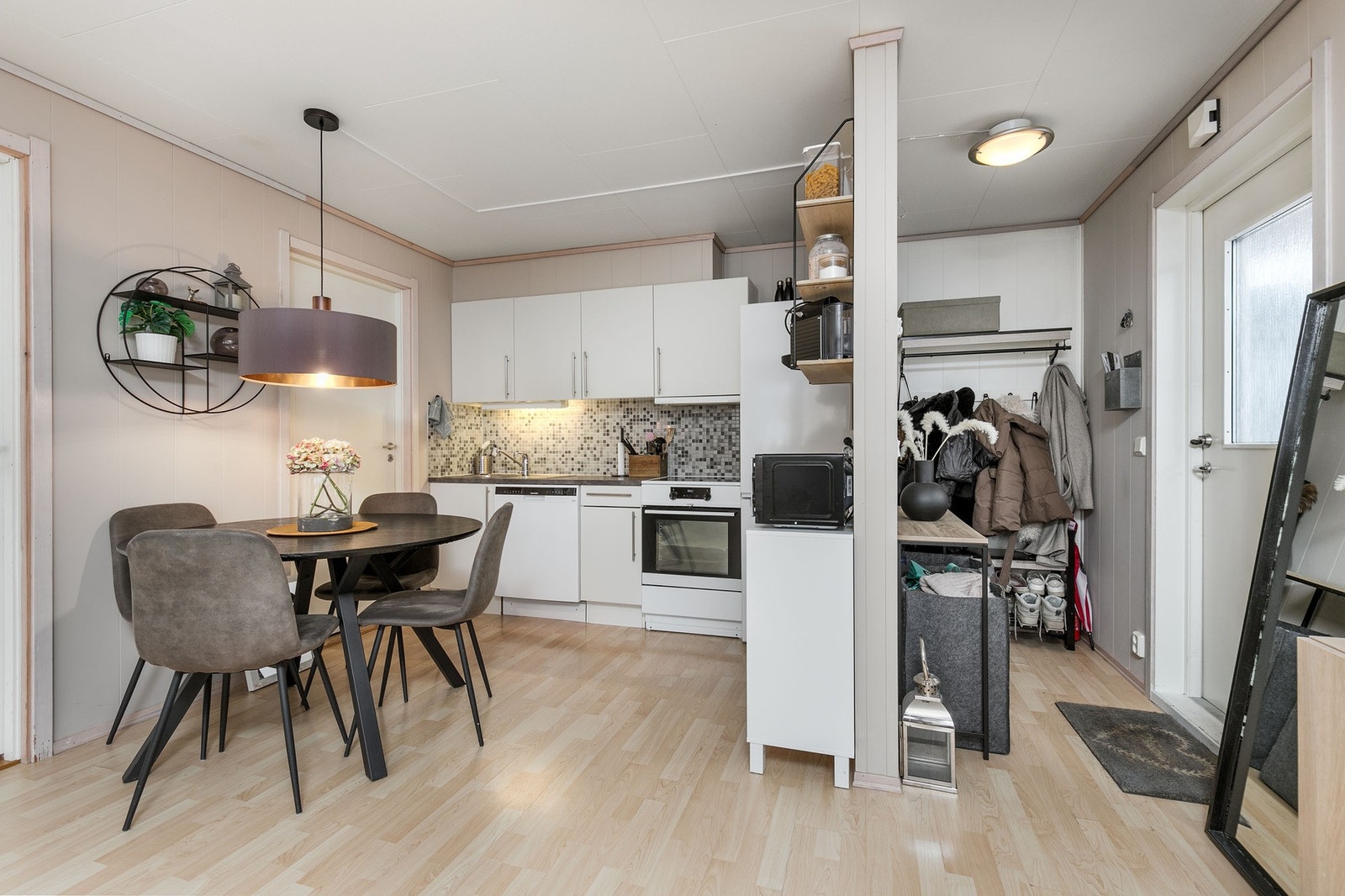 Ved entré er det avsatt plass til å henge av seg klærne, eller sette inn en kommode. Galleribilde