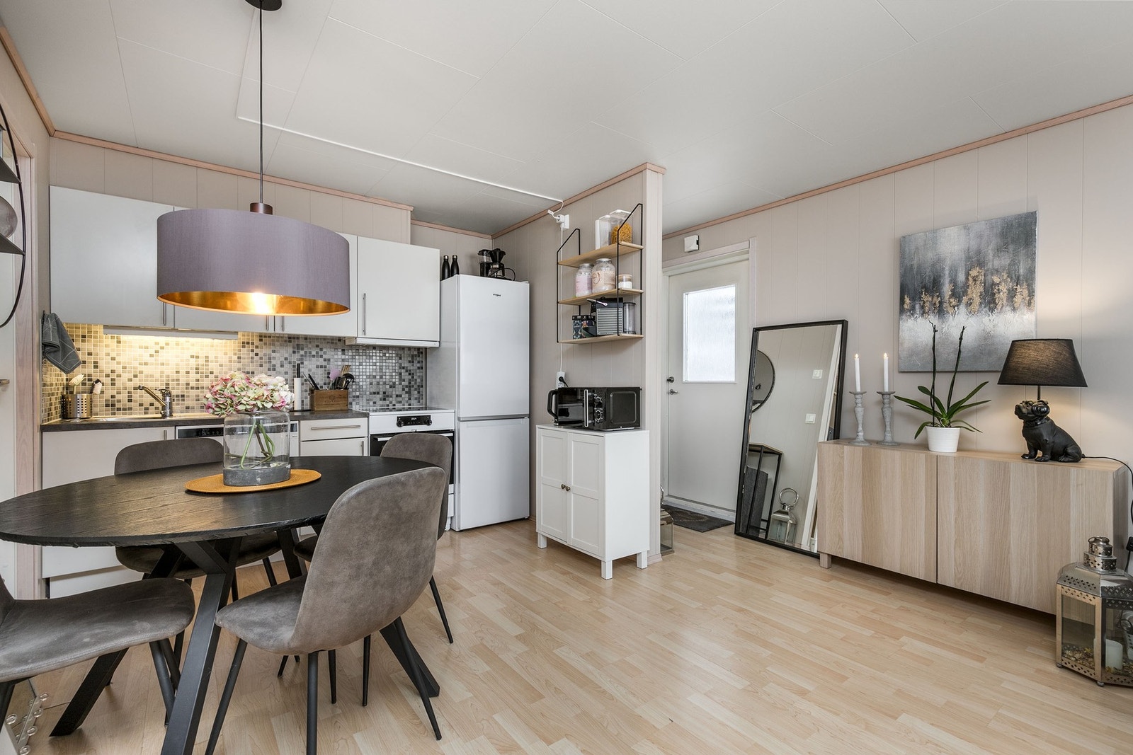 Lyst kjøkken i åpen løsning mot stuen, fra 2009. Galleribilde