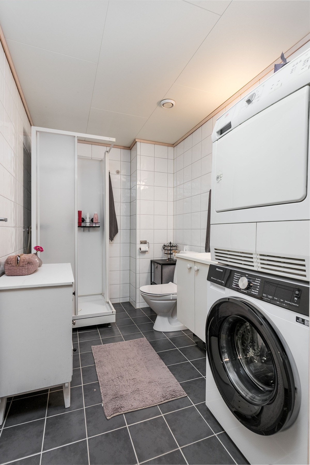 Pent bad fra 2009, med flislagte overflater og varmekabler i gulv. Badet er gitt TG2. Galleribilde