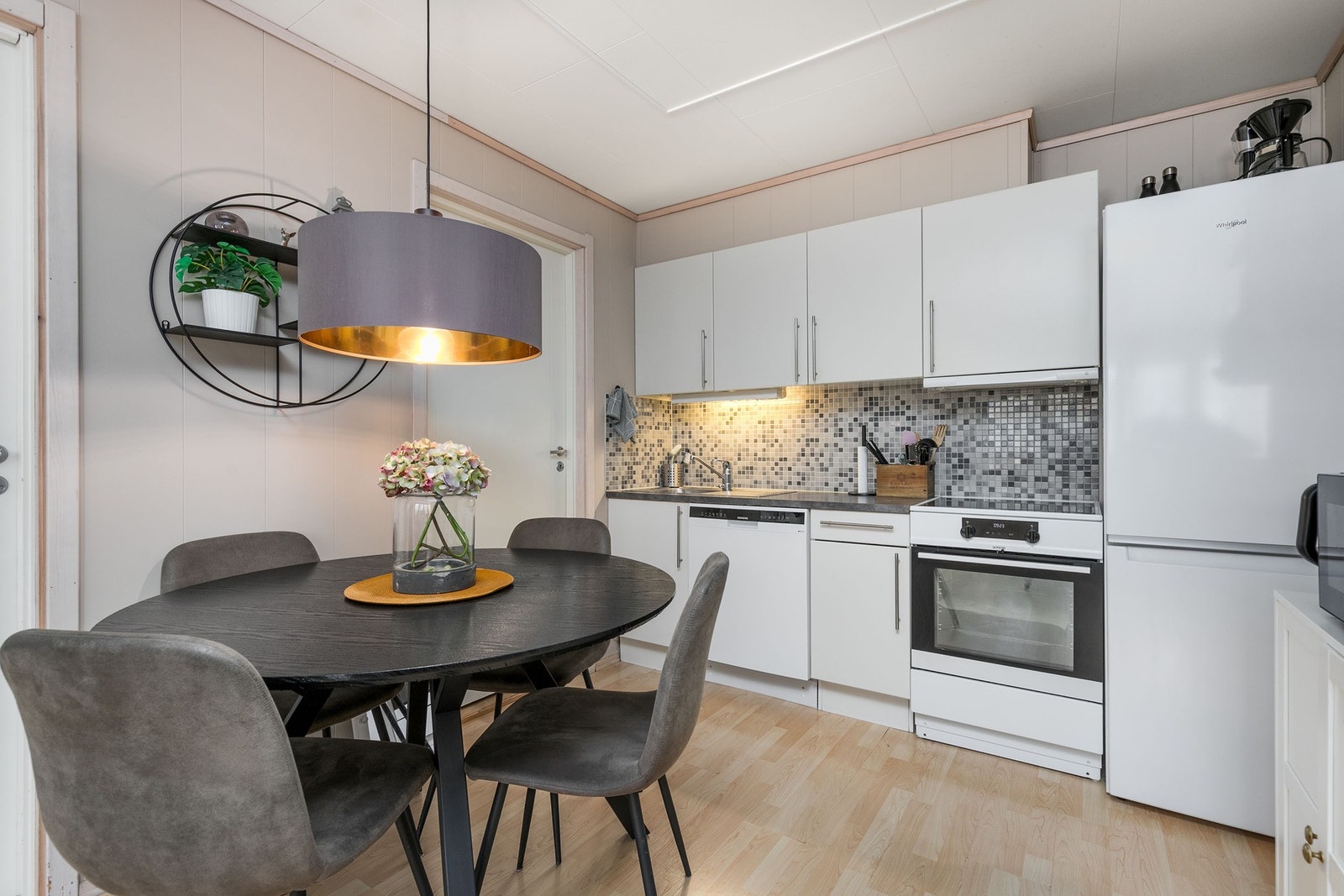 Lyst kjøkken i åpen løsning mot stuen, fra 2009. Galleribilde