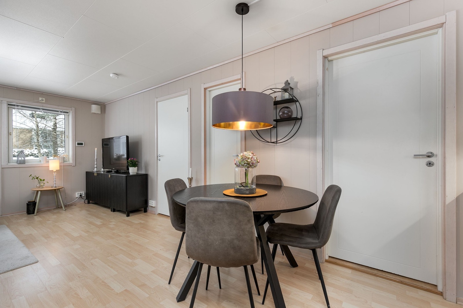 Fin avsatt plass til spisebord mellom stue og kjøkken Galleribilde