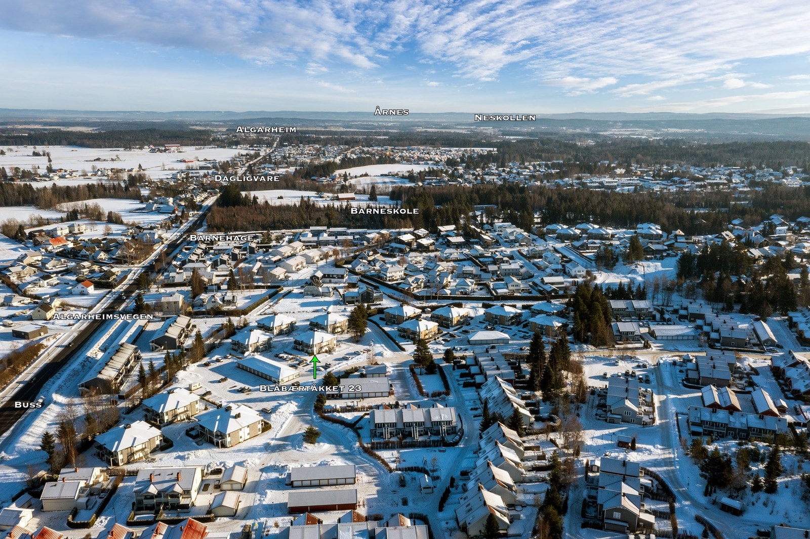 Dagligvarehandelen kan enkelt gjøres via Kiwi Gystad (500 m) og Coop Extra Saga senter (1 km). Galleribilde