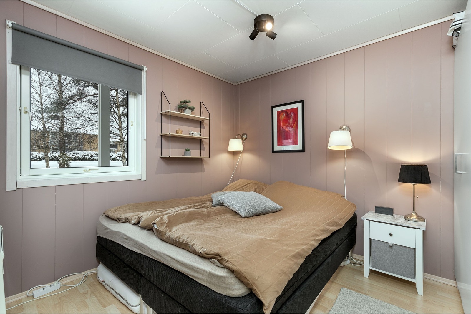 Leiligheten har ett romslig soverom, med god plass til dobbeltseng Galleribilde