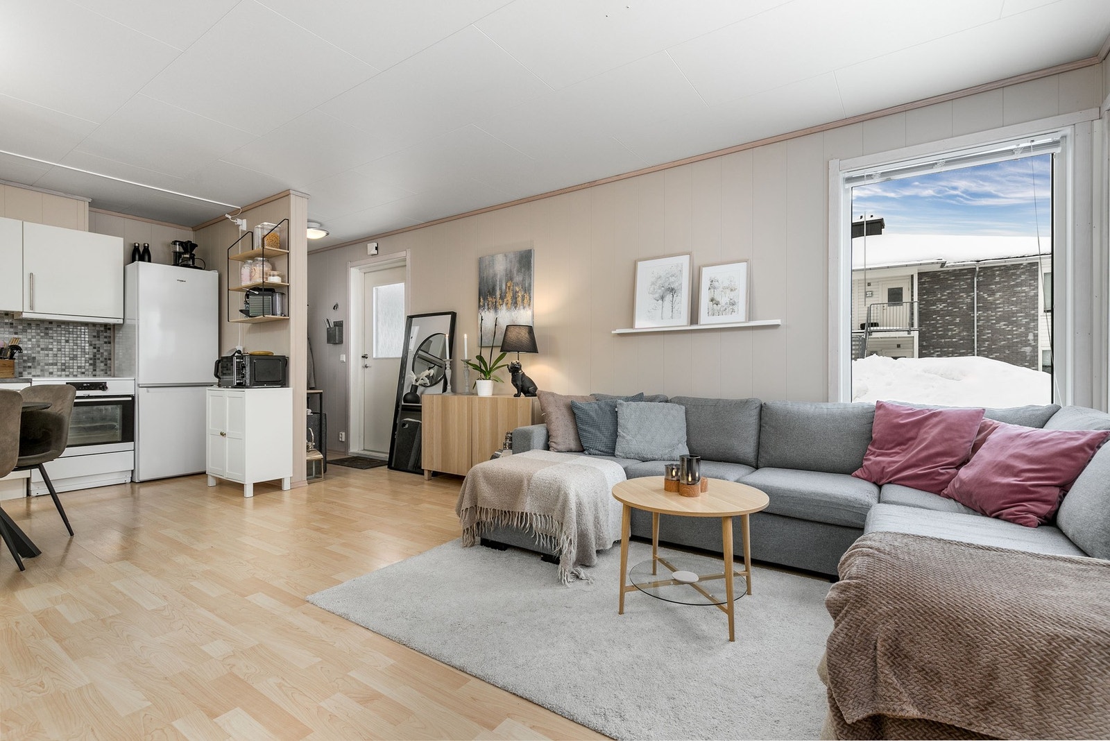 Gulvet er belagt med lyst laminat Galleribilde