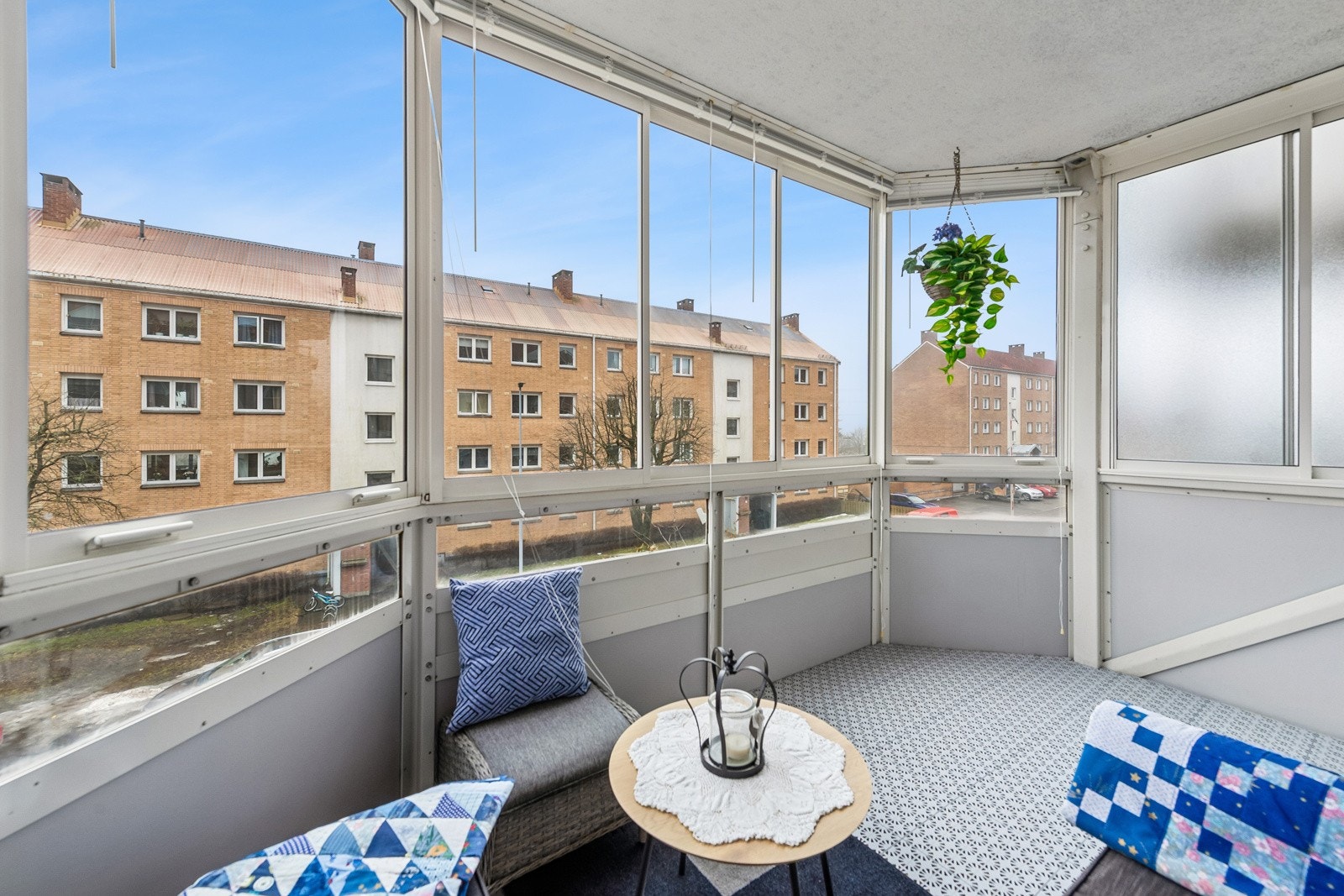 Ca 7 kvm innglasset balkong med supre solforhold. Galleribilde
