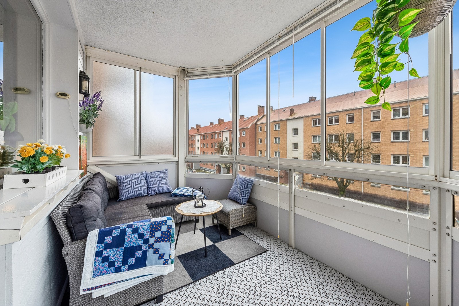 Velkommen til lys og solrik 3-roms med sydvestvendt balkong i 2. etg! Galleribilde