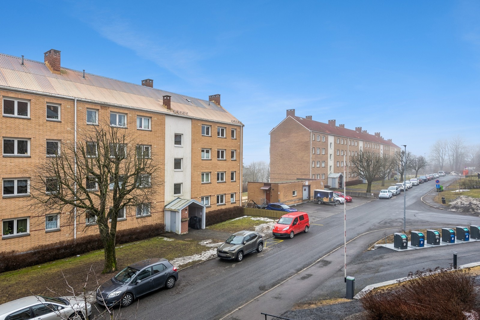 Boligen ligger solrikt til i rolig gate. Galleribilde