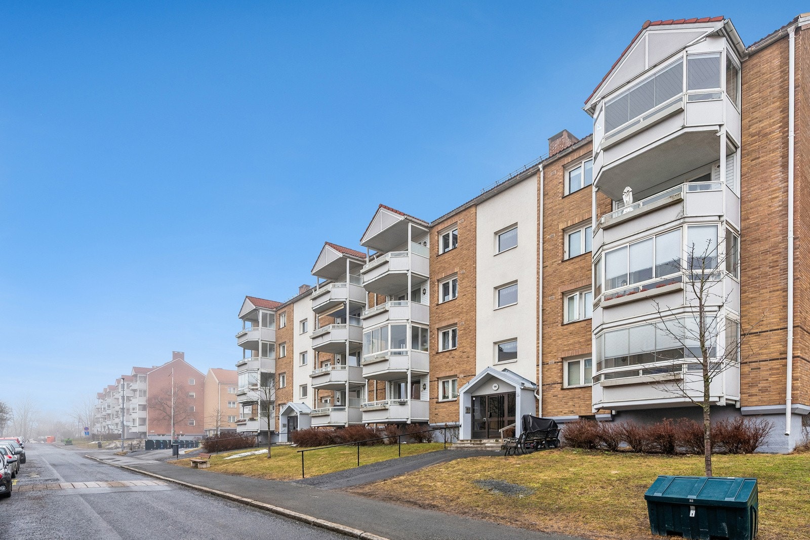 Boligen ligger solrikt og fint til i rolig gate sentralt på Manglerud. Galleribilde