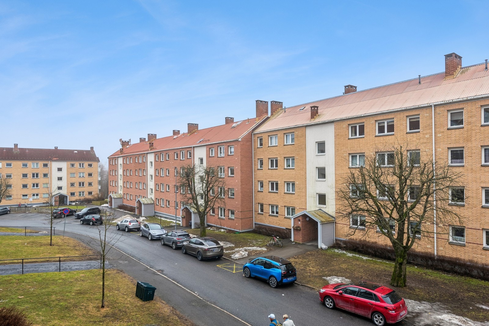 Boligen ligger solrikt til i rolig gate sentralt på Manglerud. Galleribilde