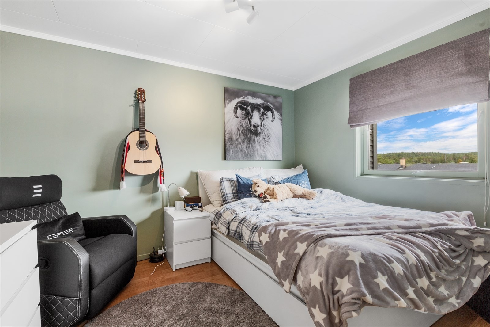 Soverommene har god plass til seng, oppbevaring og skrivepult. Galleribilde