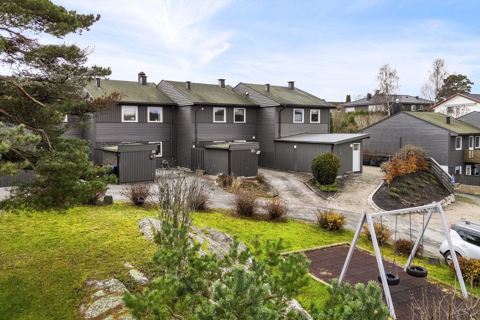 Gårdsplassen har belegningsstein med utvendig bod, samt plass til to biler og det er montert el-bil lader. Galleribilde