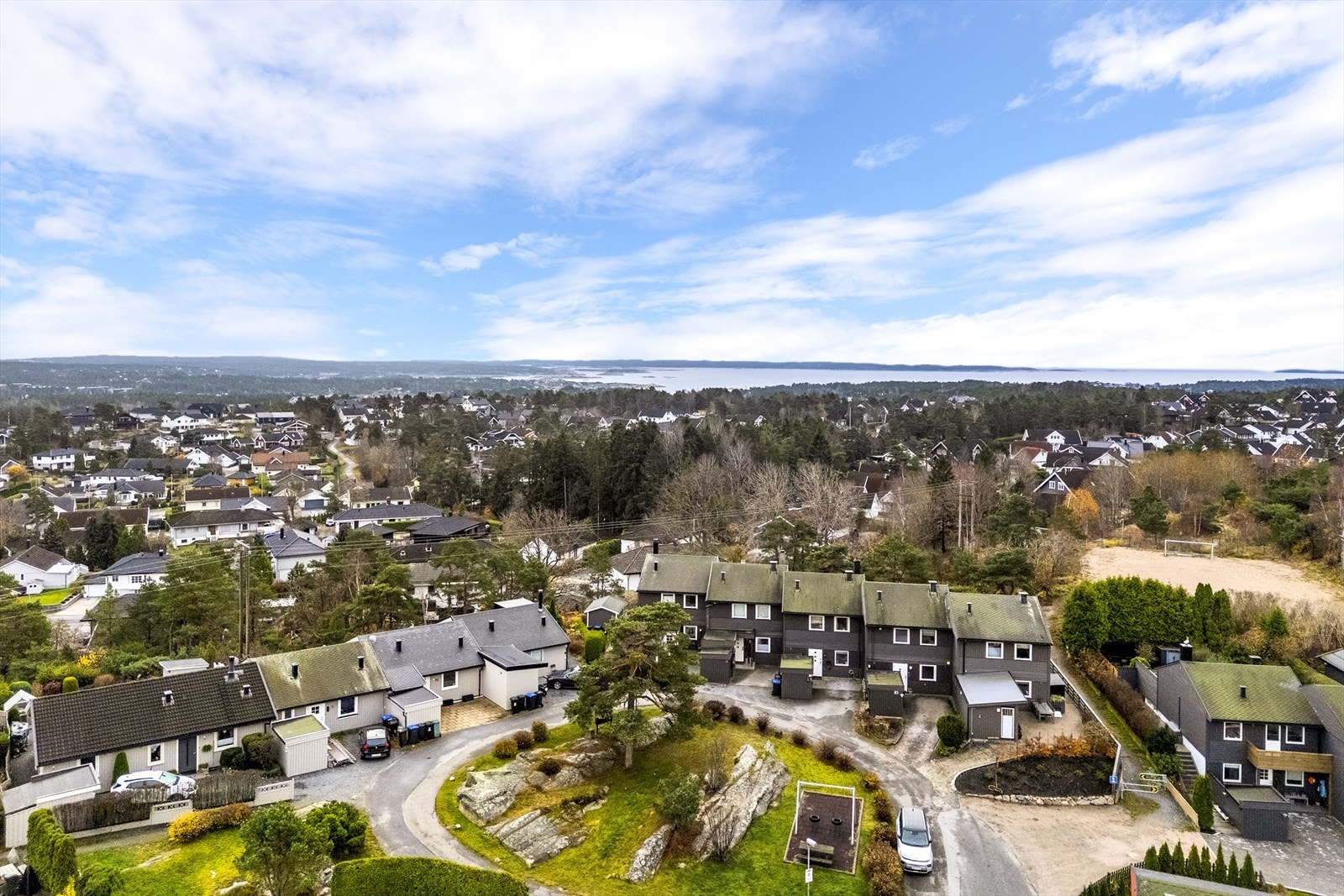 Beliggende barnevennlig til øverst på boligfeltet hvor det er lite gjennomgangstrafikk, gode sol forhold og utsyn mot Viker og Oksviken. Galleribilde