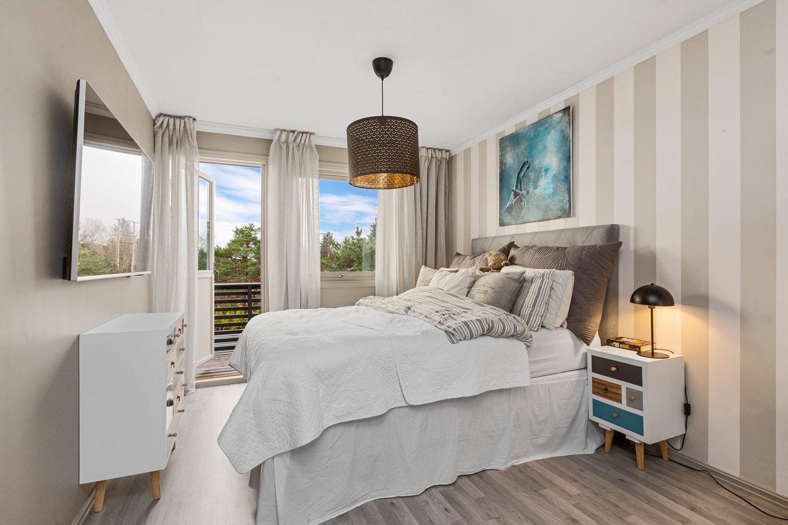 Boligen byr på tre gode soverom, alle plassert i boligen 2. etasje. Galleribilde