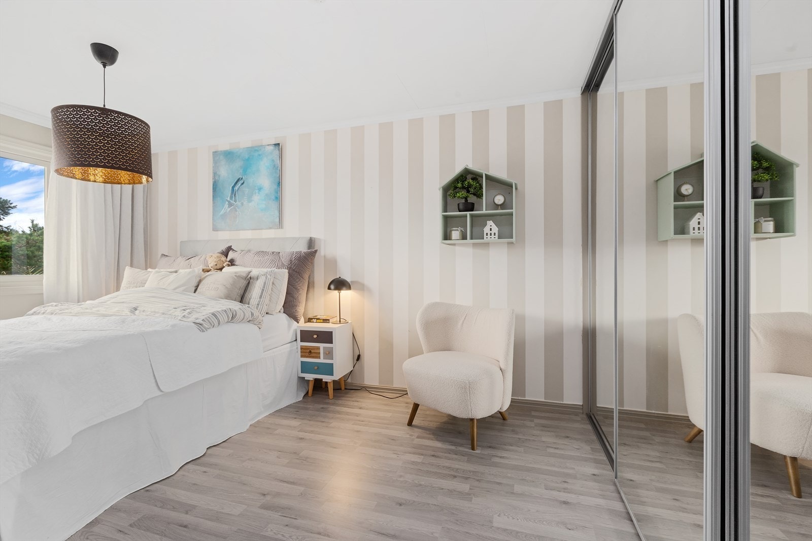 Hovedsoverommet har utgang til veranda og stort skyvedørsgarderobe med speildører. Galleribilde