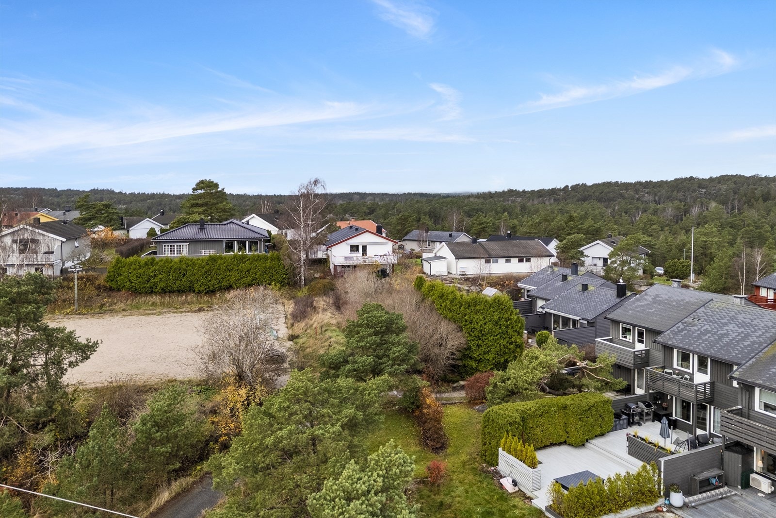 Boområdet er hovedsakelig bosatt av småbarnsfamilier, men har beboere i alle aldre. Her er lekeplass og fotballøkke like ved. Galleribilde