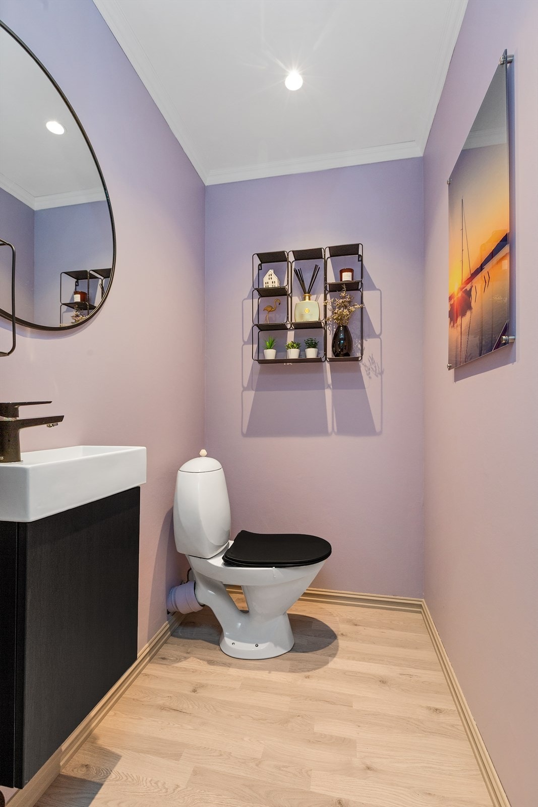 Toalettrommet har laminat på gulv, samt malte plater på vegger og i himling. Rommet er utstyrt med gulvstående toalett og servant med skap. Galleribilde