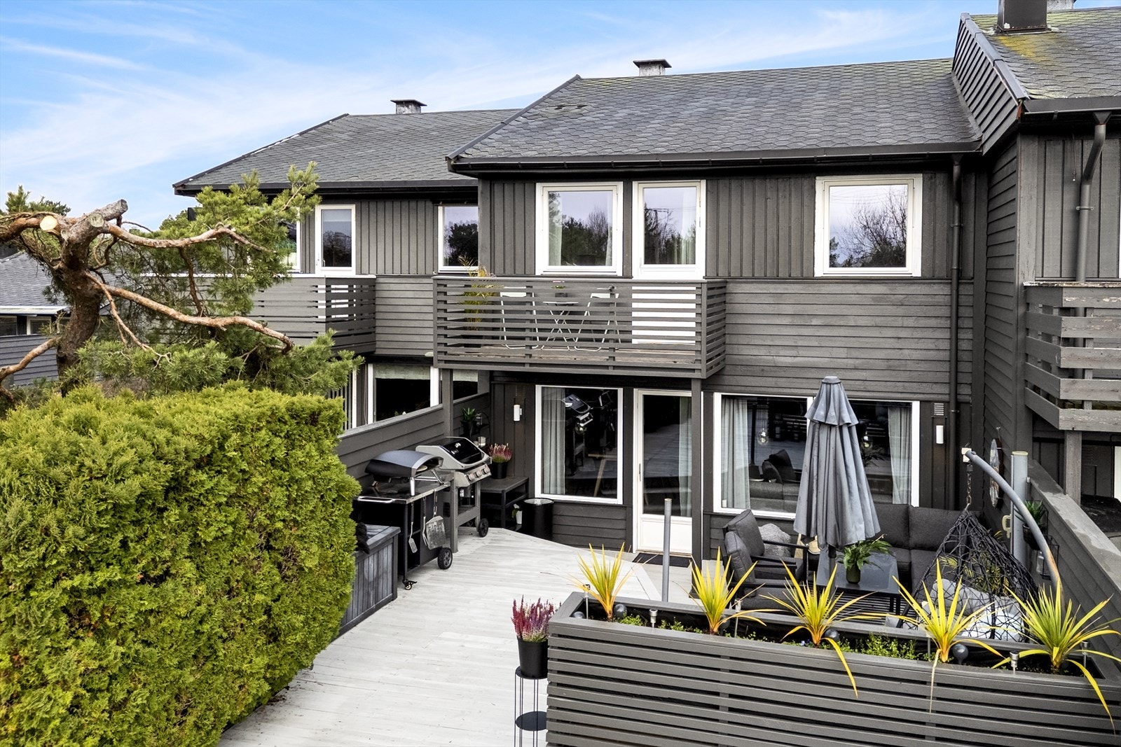 Den solrike terrassen fungere som en forlengelse av stuen på varme sommerdager. Galleribilde