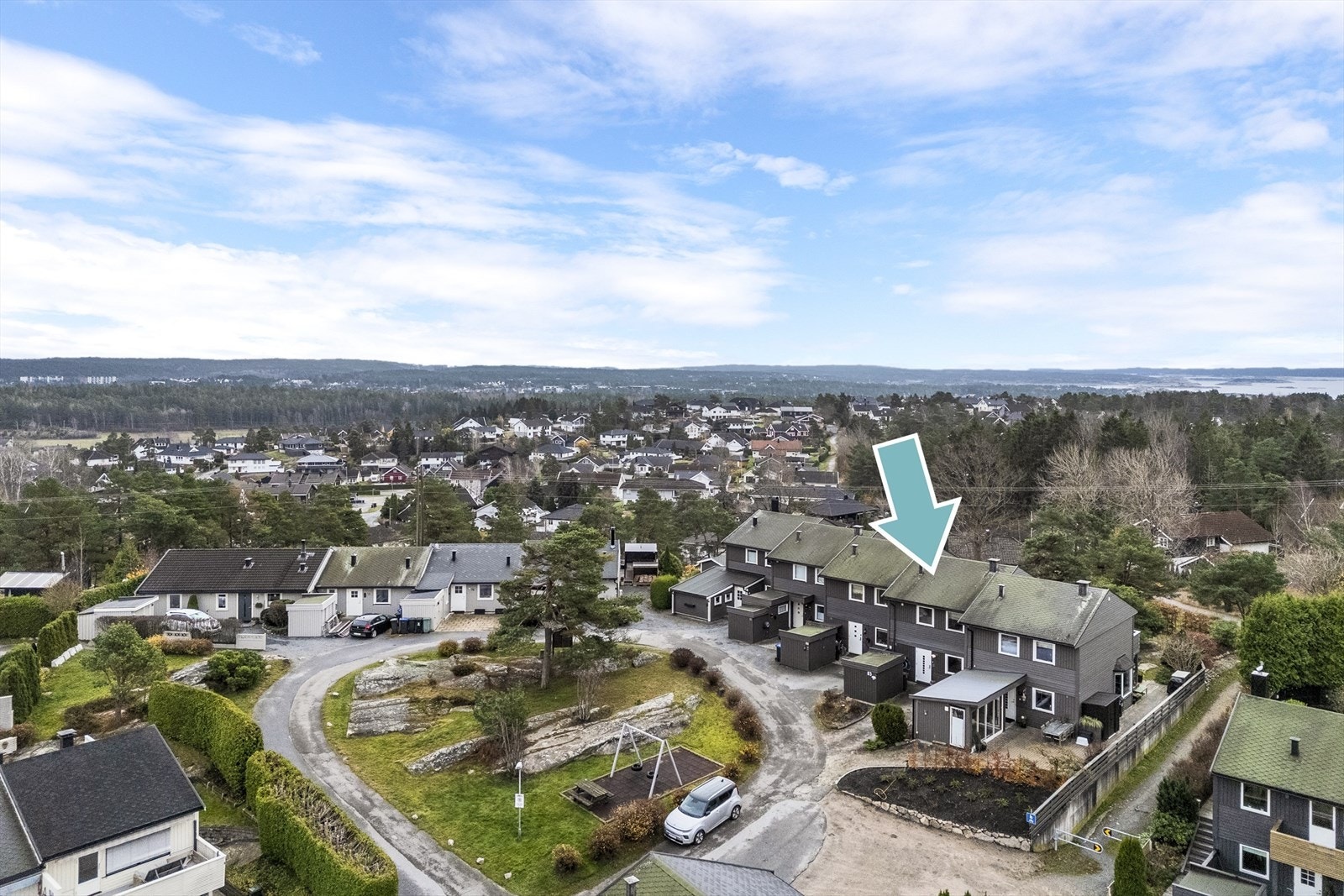 Rekkehus over to plan med parkeringsmulighet i både egen gårdsplass og i felles garasjerekke. Galleribilde