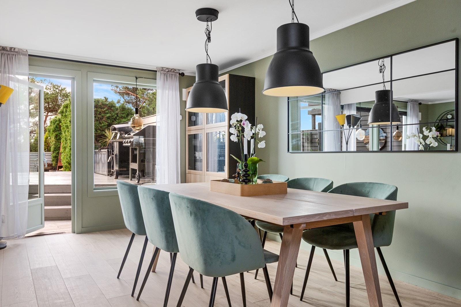 Herfra er det utgang til en solrik terrasse. Galleribilde