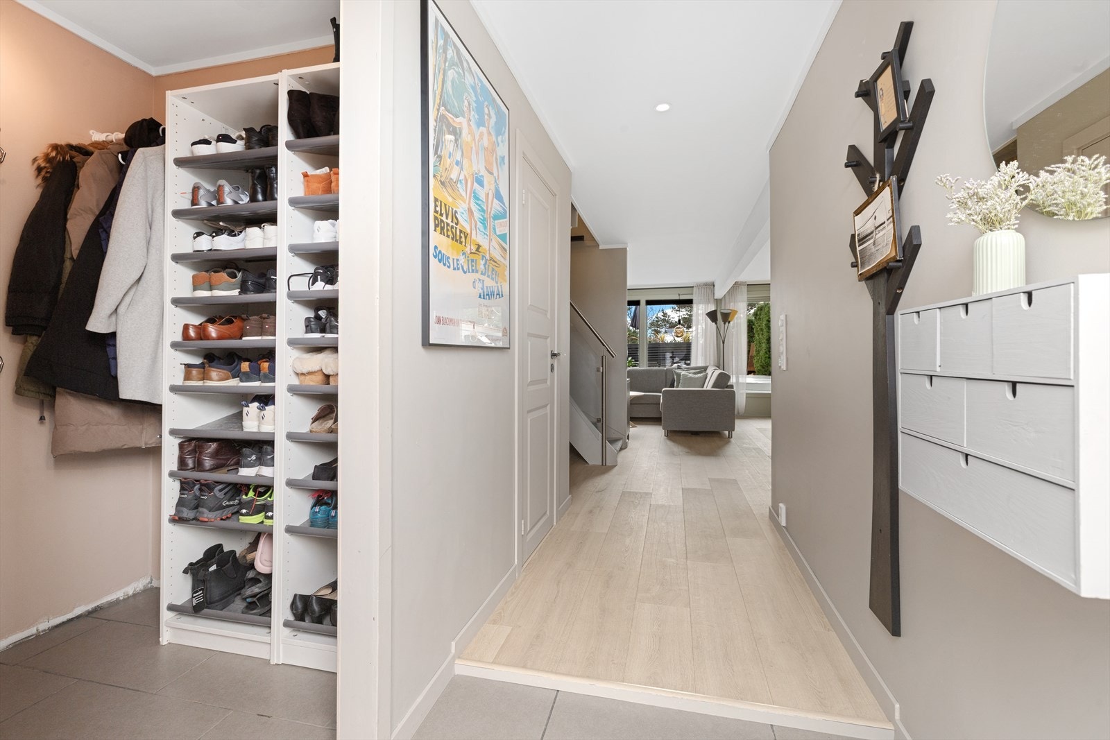 Her ønskes du velkommen inn i flislagt entré med gulvvarme hvor det er god plass til oppbevaring av ytterklær og sko. Galleribilde