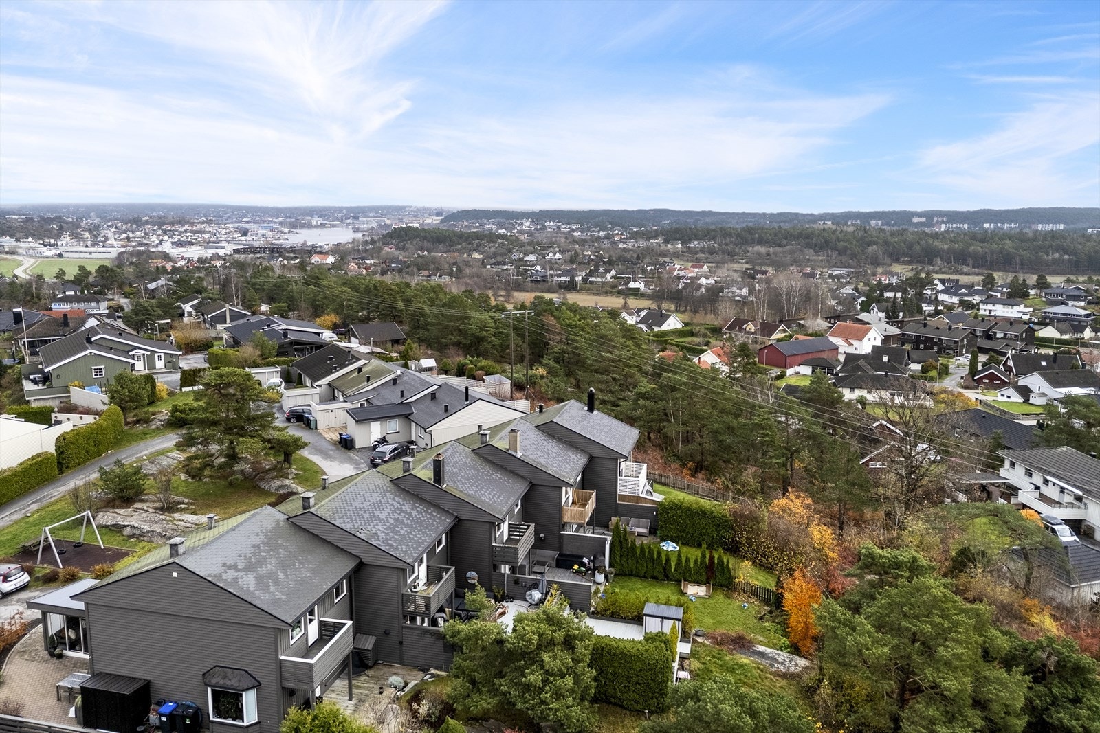 Fra Rødåsen er det kort og trygg gangavstand til både barnehager og barneskole. Fra Rødåsen er det sykkel -og gangsti hele veien til Gressvik Torg og videre til Ørebekk og til Slevik motsatt vei. Galleribilde